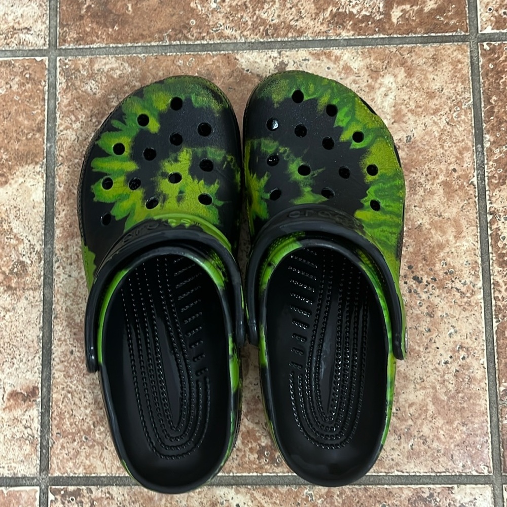 Perfect condition green and black crocs